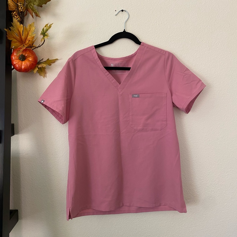 Chalk pink Catarina scrub top